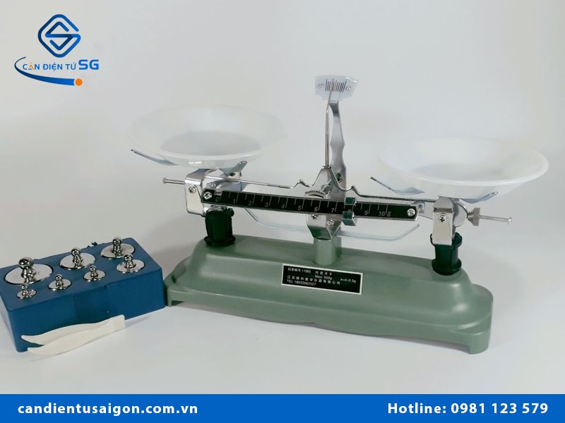 Cân đĩa có quả cân