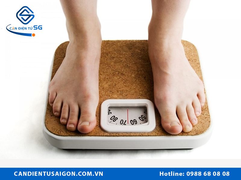 So sánh cân cơ học và cân điện tử sức khỏe